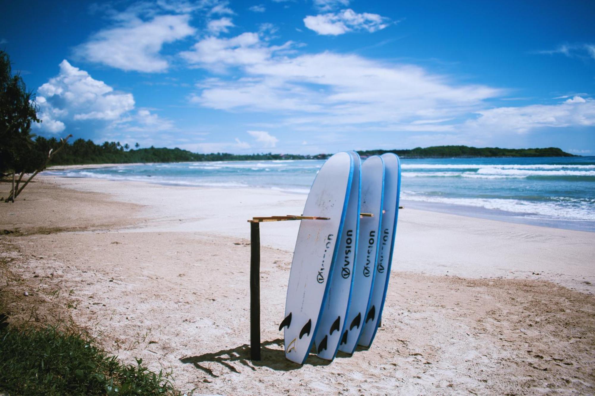 Calma - Surf, Yoga & Coffee On A Private Beach 디크웰라 외부 사진