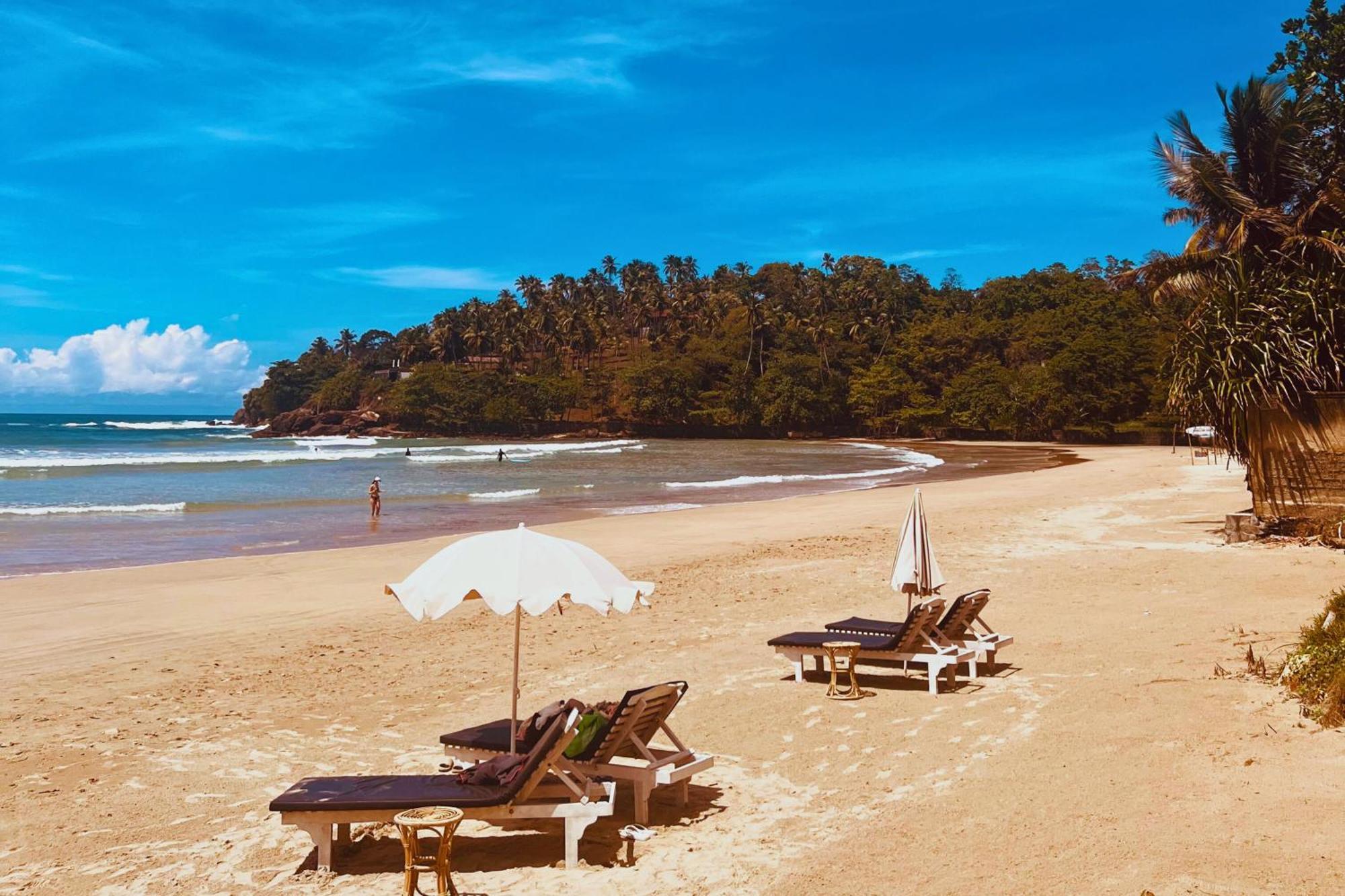 Calma - Surf, Yoga & Coffee On A Private Beach 디크웰라 외부 사진