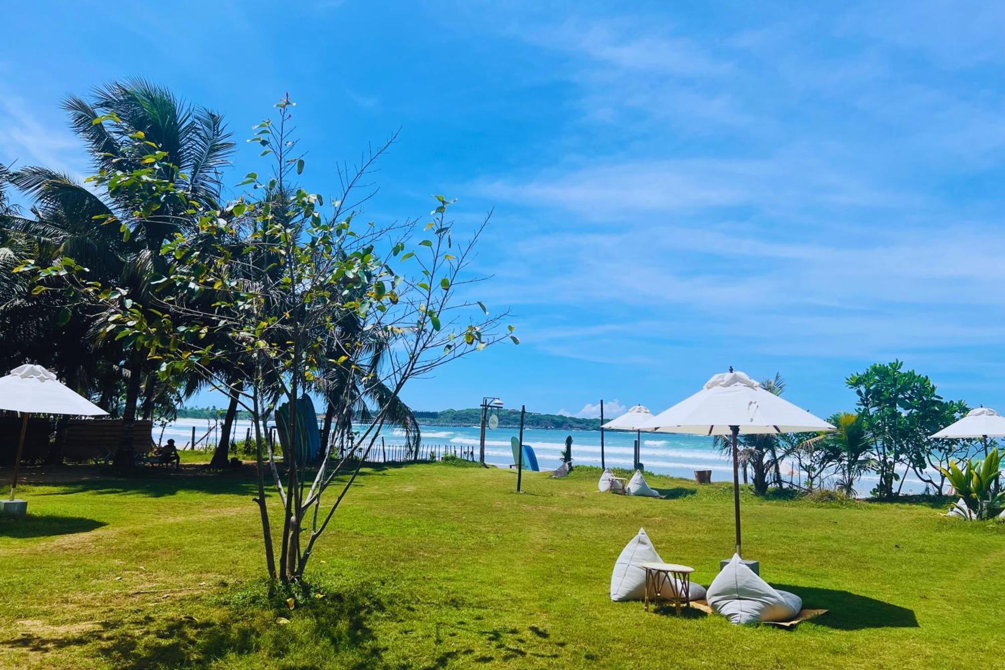 Calma - Surf, Yoga & Coffee On A Private Beach 디크웰라 외부 사진