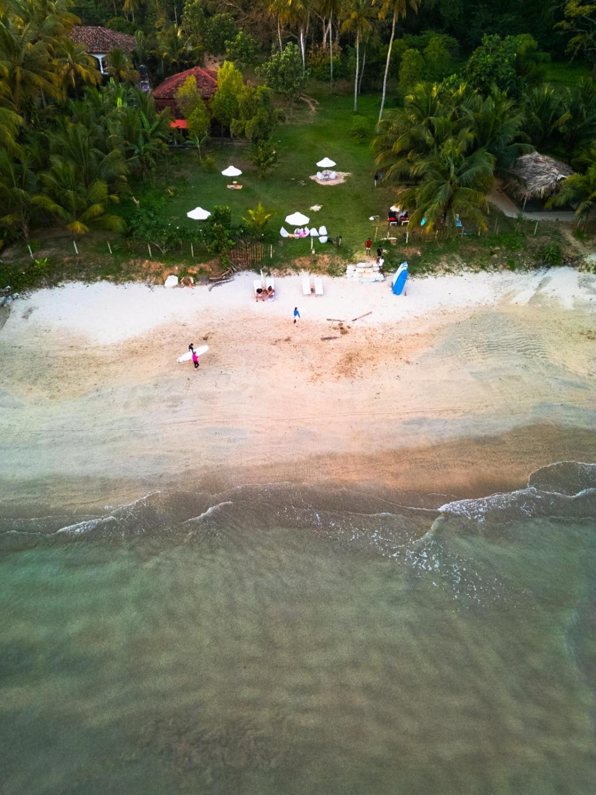 Calma - Surf, Yoga & Coffee On A Private Beach 디크웰라 외부 사진