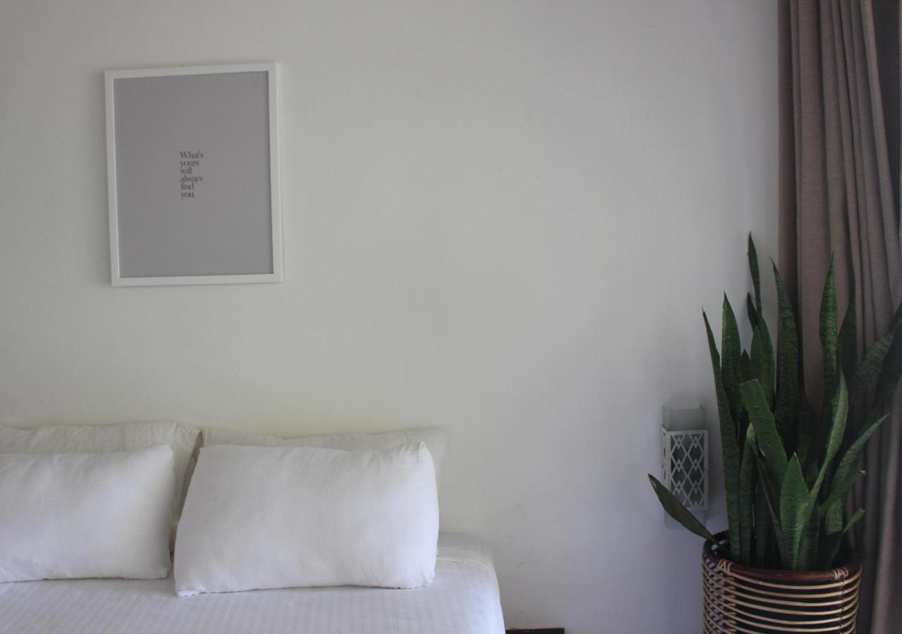 Calma - Surf, Yoga & Coffee On A Private Beach 디크웰라 외부 사진
