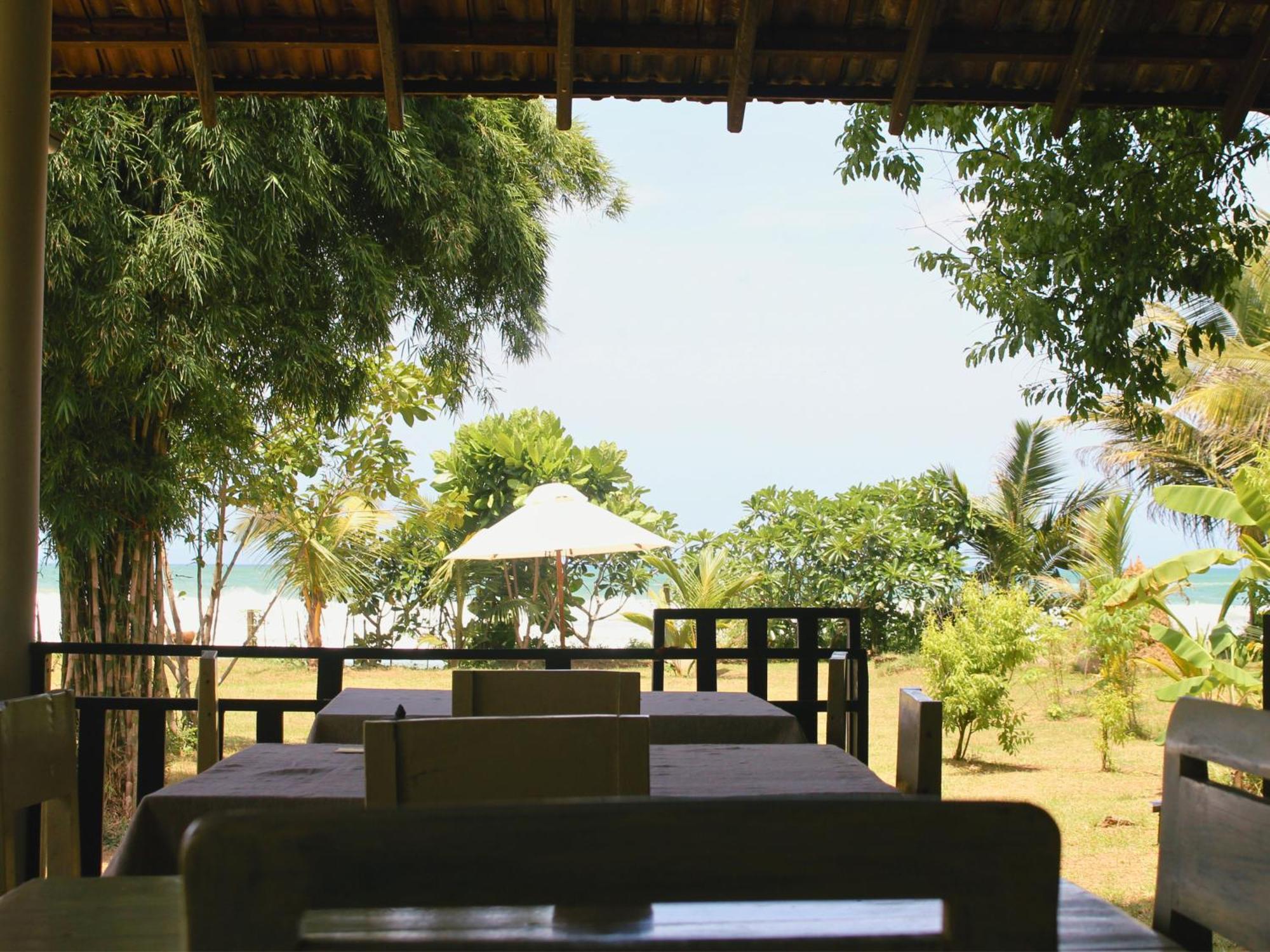 Calma - Surf, Yoga & Coffee On A Private Beach 디크웰라 외부 사진