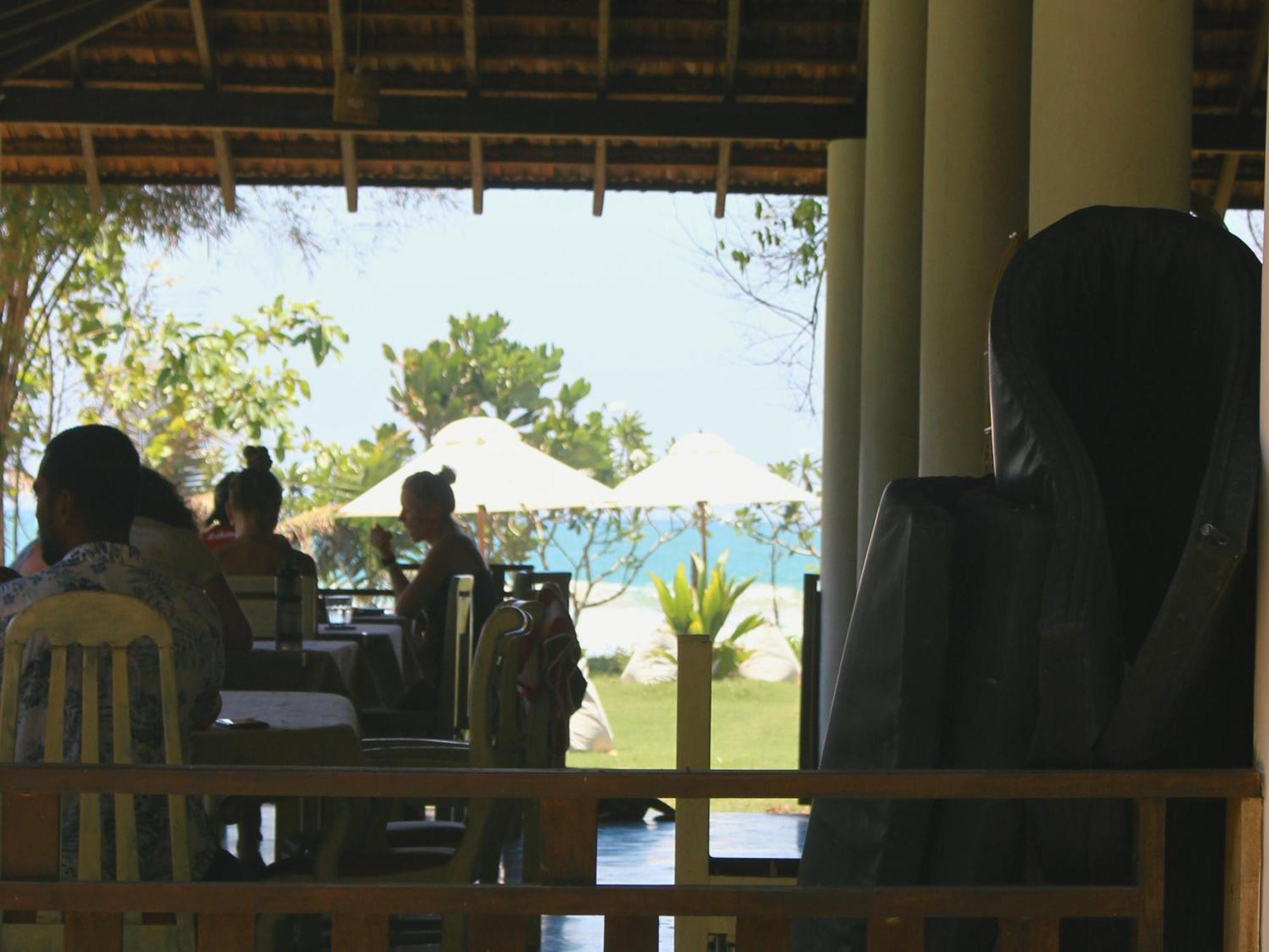 Calma - Surf, Yoga & Coffee On A Private Beach 디크웰라 외부 사진