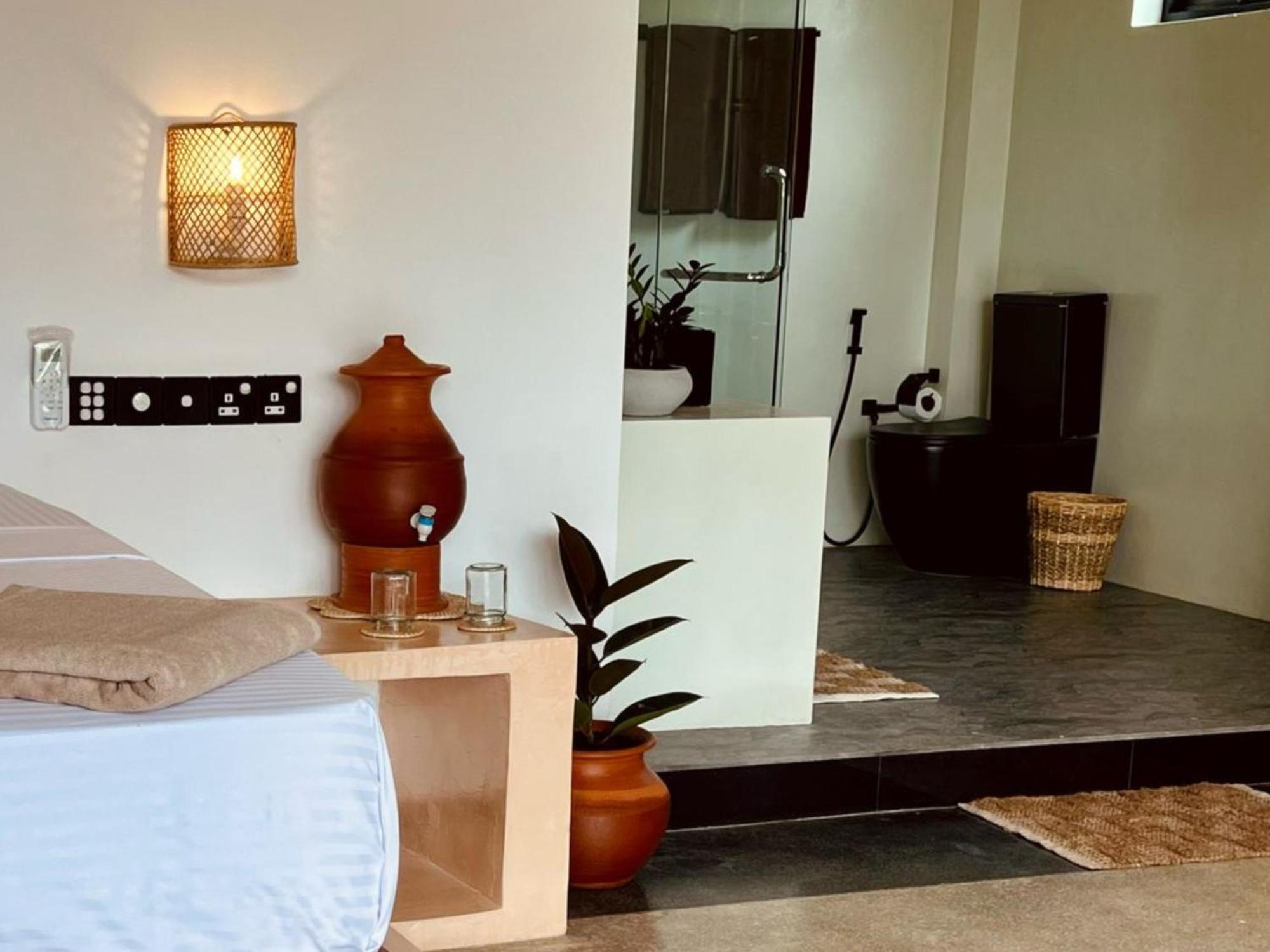 Calma - Surf, Yoga & Coffee On A Private Beach 디크웰라 외부 사진